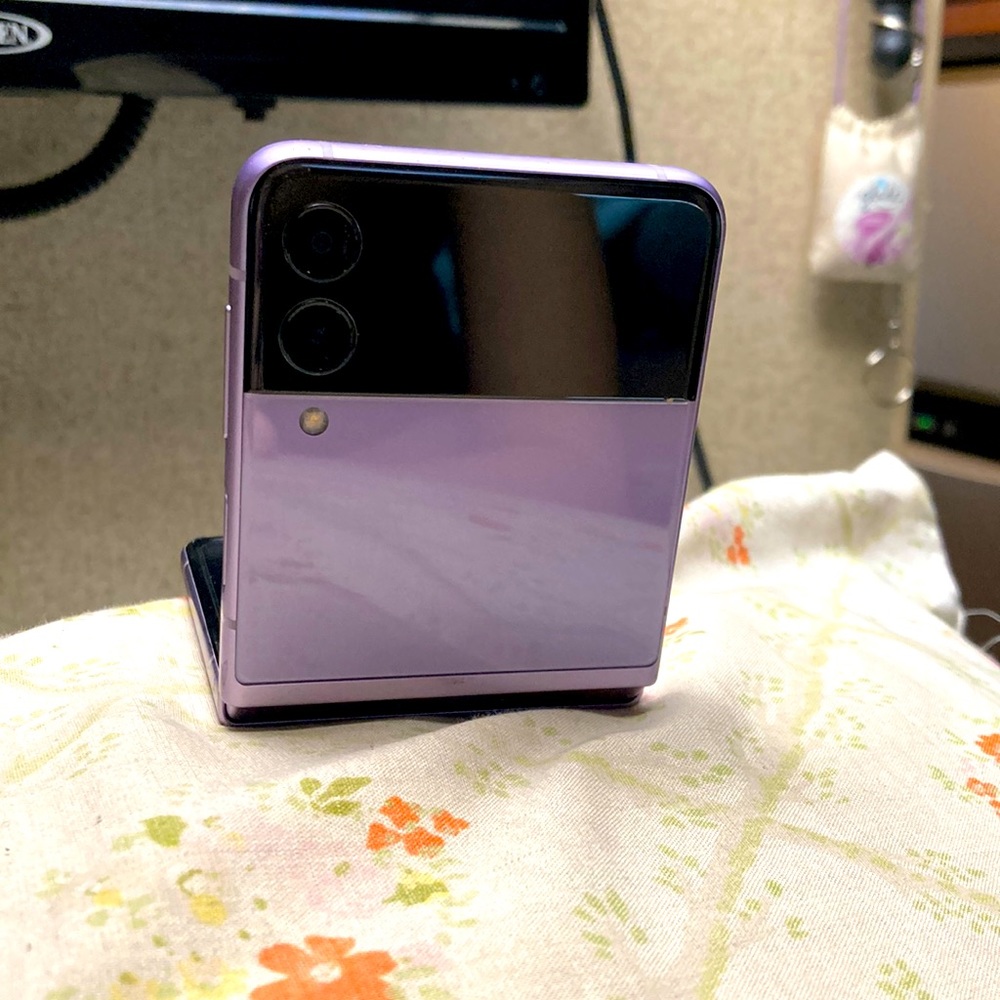 Samsung galaxy z flip 3 lavender series limited addition. Practically brand new.